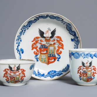 Deux tasses et une soucoupe armoriées en porcelaine de Chine, Yongzheng