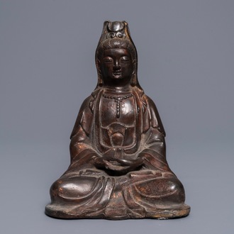 Een Chinese verguld en gelakt bronzen figuur van Guanyin, 18e eeuw