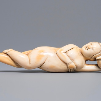 Een Chinees ivoren doktersmodel van een liggende vrouw, Ming of vroege Qing