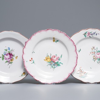 Trois assiettes aux bouquets de fleurs en faïence polychrome de Tournai, 18ème