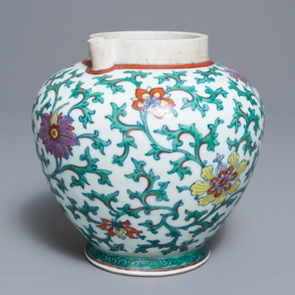 Une verseuse de type 'sengmaohu' en porcelaine de Chine doucai, Kangxi