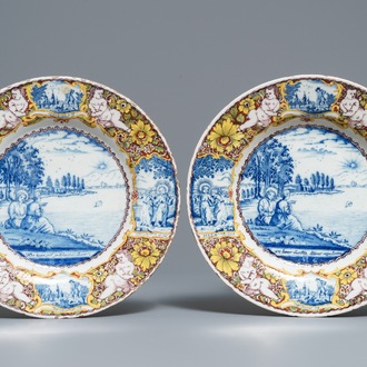 Une paire d'assiettes en faïence polychrome de Delft à décor religieux, 18ème