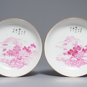 Une paire d'assiettes en porcelaine de Chine qianjiang cai en pourpre, République, 20ème