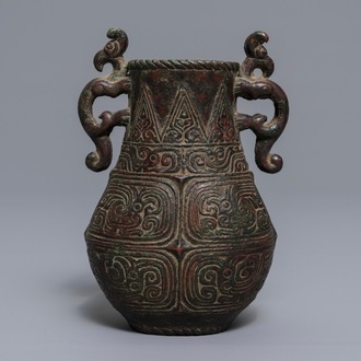 Een Chinese archaïsche bronzen vaas met reliëfdecor, 19e eeuw