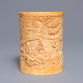 Un pot à pinceaux en ivoire sculpté à décor des 'Sept sages de la forêt de bambous', 18ème