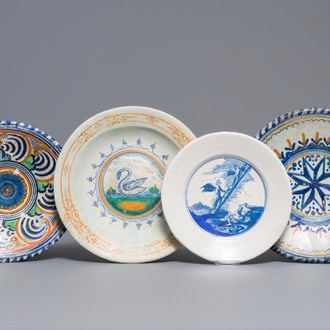 Drie polychrome Nederlandse majolica borden en een vroeg Delfts bord met bijbels decor, 17e eeuw