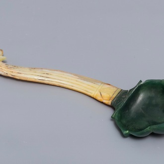 A Mughal two-coloured jade spoon, India, 18/19th C.