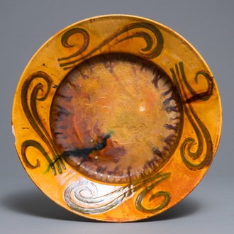Alfred William Finch (1854 –1930): Een Art Nouveau aardewerk schotel met oker en gele fondkleur