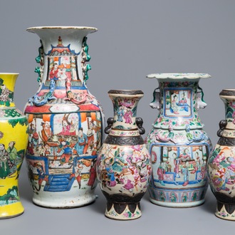 Cinq vases en porcelaine de Chine famille rose et verte, 19ème