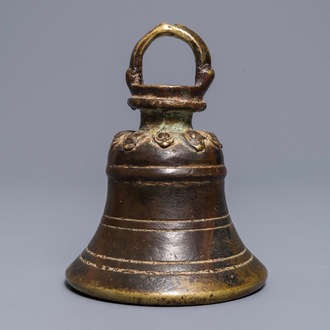 Une cloche en bronze à traces de laque et dorure, Sino-Tibet, 17/18ème