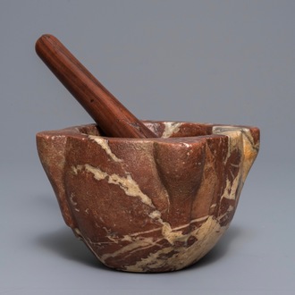 A French quatre-lobed red marble mortar with wooden pestle, 17/18th C.