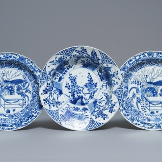 Drie diepe Chinese blauwwitte schotels, Kangxi