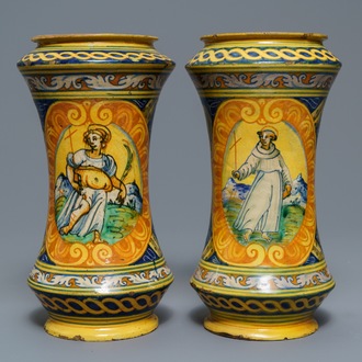 Een paar polychrome albarelli in Italiaanse majolica, Palermo, atelier Lazzaro, ca. 1600