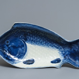Een Japanse blauwwitte schotel in de vorm van een vis, Arita, Japan, Edo/Meiji, 18/19e eeuw