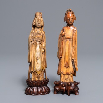 Twee Chinese ivoren figuren van hofdames, Ming