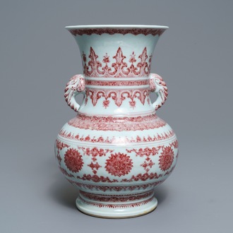 Un vase en porcelaine de Chine en rouge de cuivre à décor de lotus, Qianlong