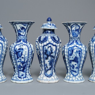 Een Chinees blauwwit vijfdelig kaststel met figuren in een landschap, Kangxi