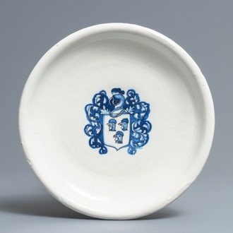 Een blauwwitte tazza met wapenschild in Italiaanse majolica, 18e eeuw