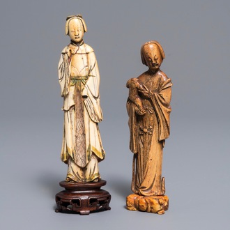 Twee Chinese ivoren figuren van hofdames, Ming