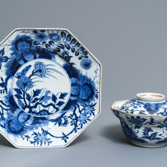 Un bol couvert sur présentoir en porcelaine Arita de Japon en bleu et blanc, Edo, 17/18ème