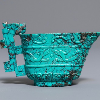 Een Chinese 'libation cup' in turkoois gesculpteerd, 19/20e eeuw