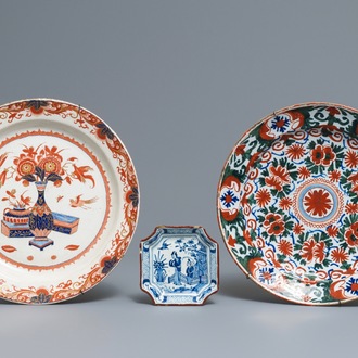 Two polychrome Dutch Delft doré and cashmere palette dishes and a small blue and white chinoiserie dish, 18th C.