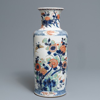 Een Chinese verte-Imari rouleau vaas met floraal decor, Kangxi