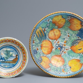 Een polychrome Nederlandse majolica schotel met granaatappels en een bord met landschap, 17e eeuw