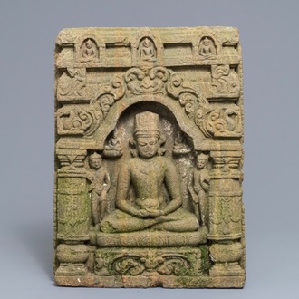 Een zandstenen reliëf met Boeddha in een tempel, India, 12/13e eeuw