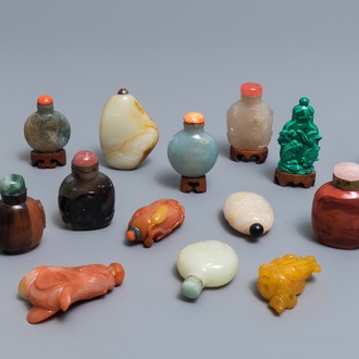 Vijftien diverse Chinese snuifflessen in jade, agaat, malachiet en andere hardsteen, 18/20e eeuw