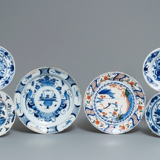 Six plats et assiettes en faïence de Delft en bleu et blanc et palette cachemire, 18ème