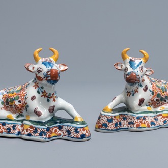 Een paar liggende polychrome Delftse koeien, 18e eeuw