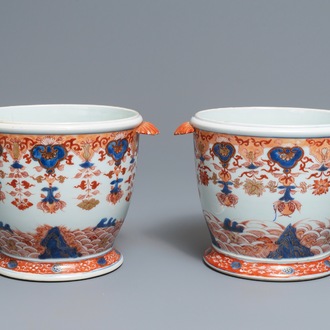 Une paire de rafraichissoirs en porcelaine de Chine de style Imari, Kangxi