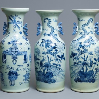 Trois vases en porcelaine de Chine bleu et blanc sur fond céladon, 19ème