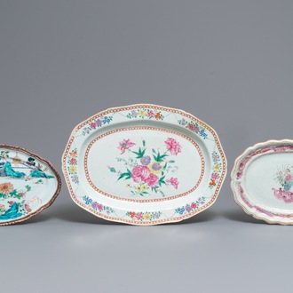 Trois grands plats ovales en porcelaine de Chine famille rose, Qianlong