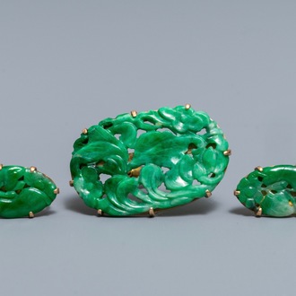 A pair of Chinese 14-carat gold-mounted jade earrings and a brooch, 20th C.