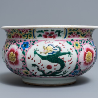 Un brûle-parfum en porcelaine de Chine famille rose à décor de dragons, Yongzheng