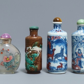 Four various Chinese porcelain and glass snuff bottles, 19/20th C.