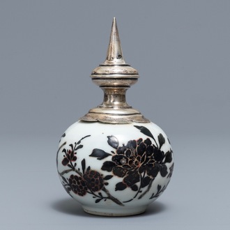 Un vase en porcelaine de Chine rouge de fer et noir à monture en argent, 19ème