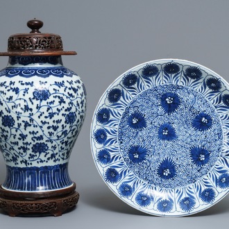 Un plat et un vase en porcelaine de Chine bleu et blanc à décor floral, Kangxi et 19ème
