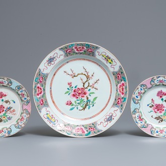 Un plat et une paire d'assiettes en porcelaine de Chine famille rose à décor floral, Qianlong