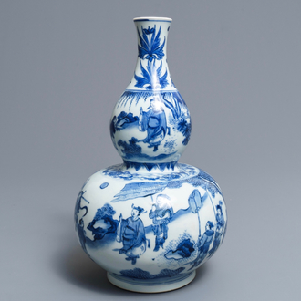 Een Chinese blauwwitte kalebasvaas met figuratief decor rondom, Transitie periode