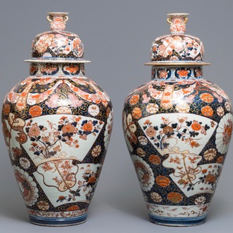 Een paar grote Japanese Imari dekselvazen, Edo, 17/18e eeuw