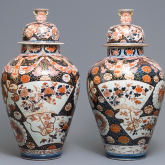 A pair of large Japanese Imari vases and covers, Edo, 17/18th C.