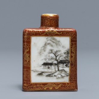 Une tabatière en porcelaine de Chine grisaille, marque de Qianlong, 19/20ème