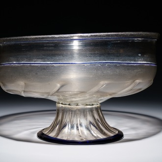 Une grande coupe sur piédouche en verre transparent et filets bleus, Venise, Italie, 15/16ème