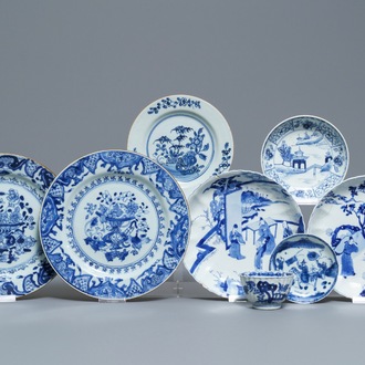 Een collectie divers Chinees blauwwit porselein, Kangxi/Qianlong