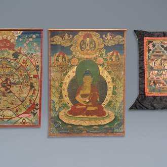 Drie grote thangkas met diverse decors, Tibet of Nepal, 19/20e eeuw