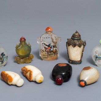 Negen diverse Chinese snuifflessen in jade, hardsteen en glas, 19/20e eeuw