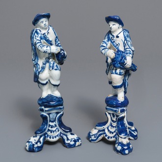 Une paire de figures de joueurs de vielle en faïence de Delft en bleu et blanc, 18ème